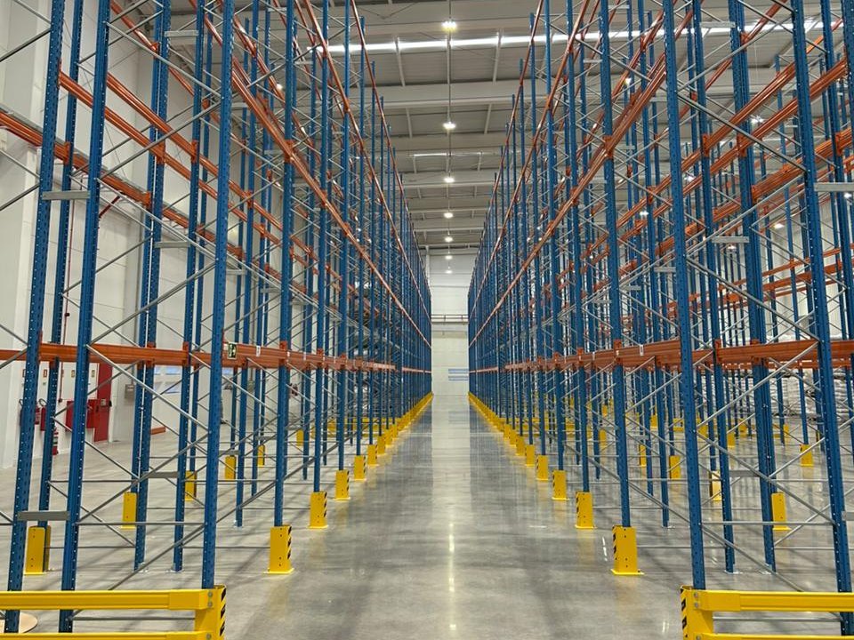 PORTA PALETE COM PROTETORES DE COLUNA E MONTANTES