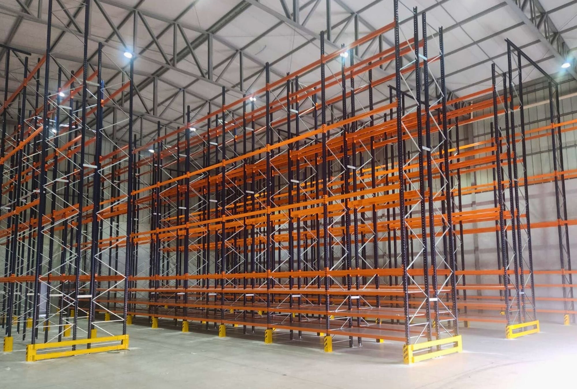 Segurança no estoque: 7 sinais de que suas estruturas metálicas precisam de atenção urgente