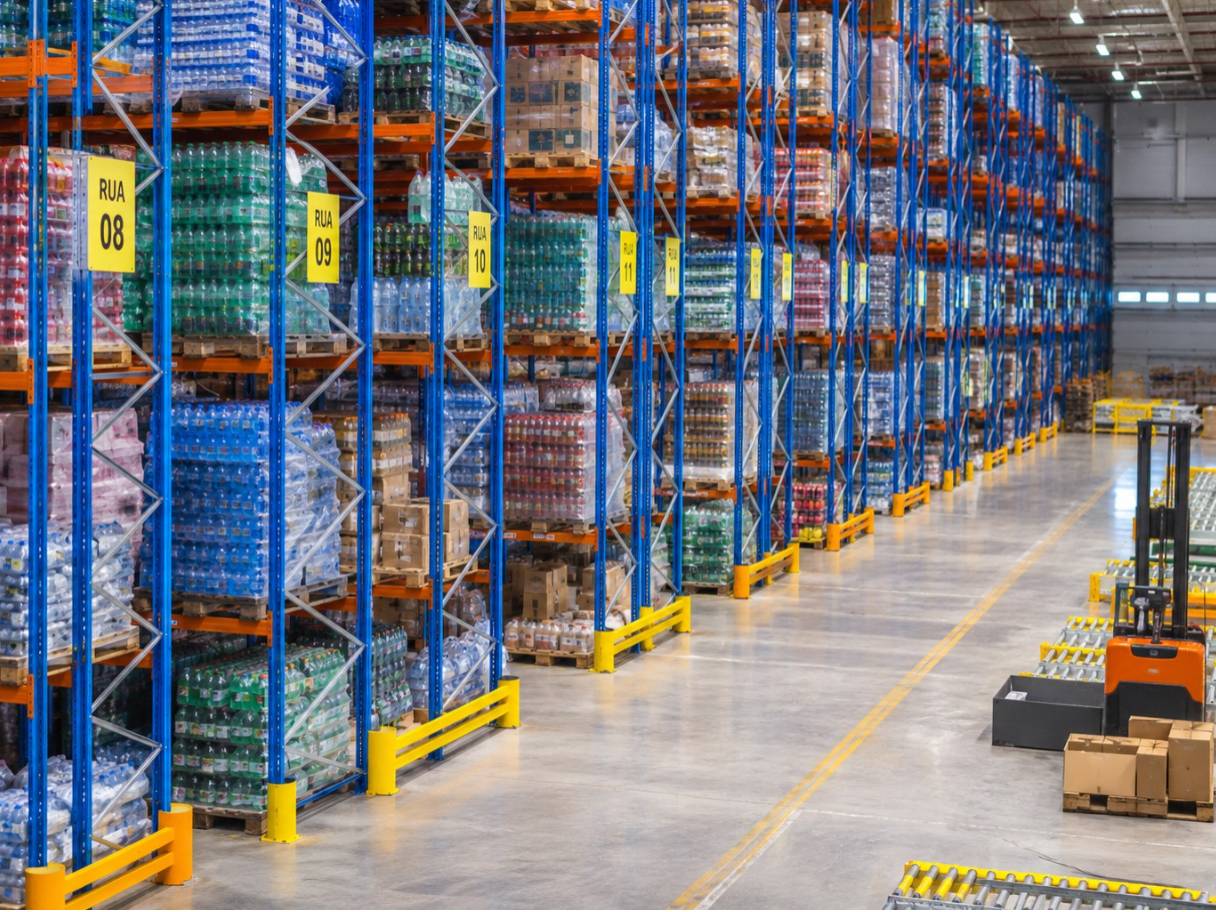 Estrutura de armazenagem industrial projetada para atender diferentes necessidades operacionais